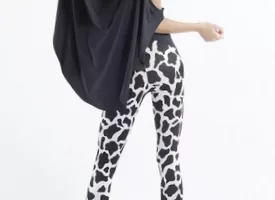 Una modelo luciendo unos leggins de cebra con una capa negra