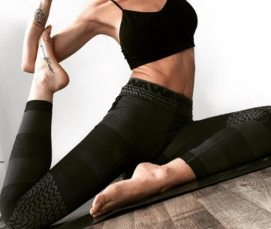 Postura de yoga con leggins de mujer