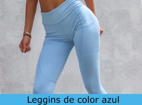 Una mujer con unos leggins de color azul